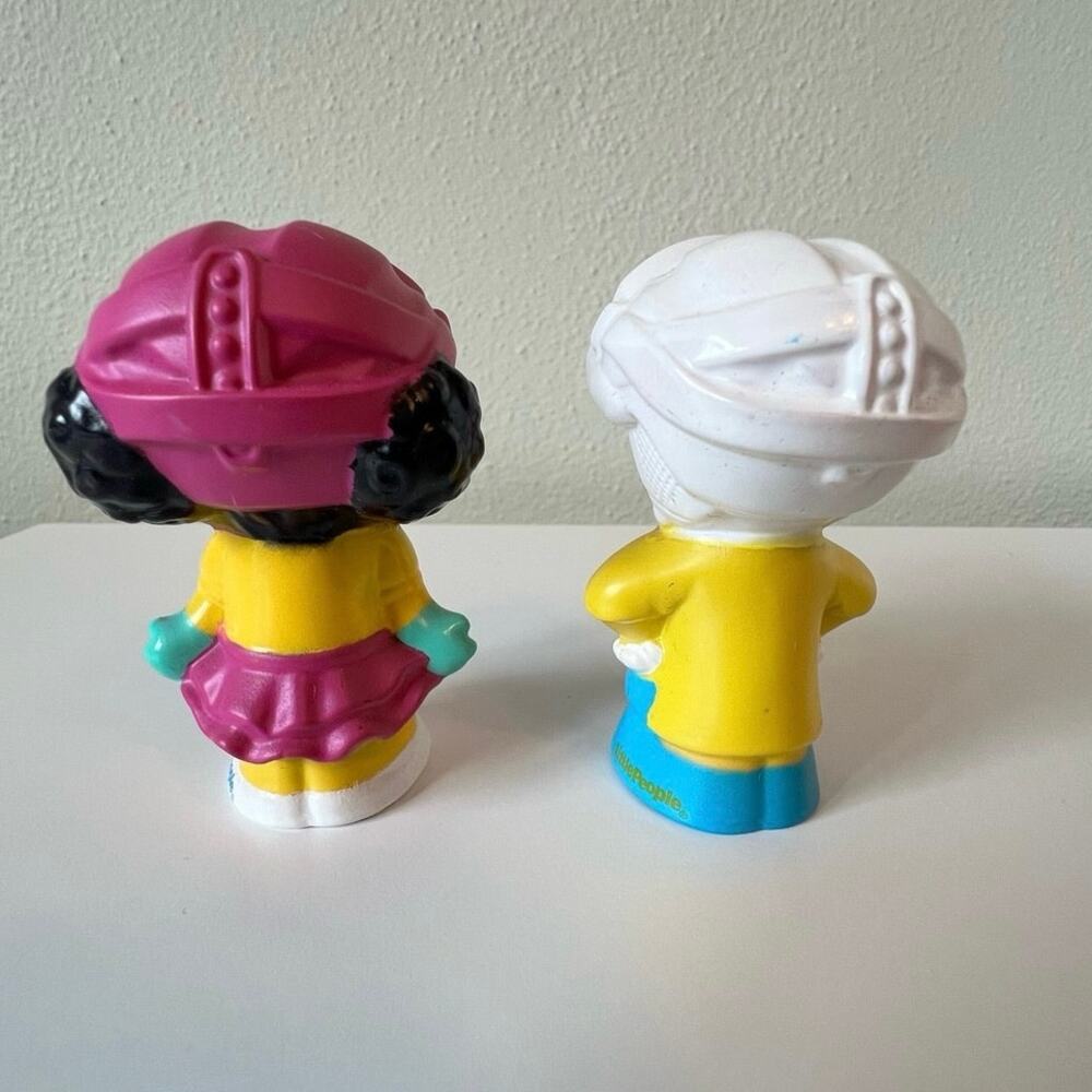 Fisher Price Little People Tessa and Eddie Skateboard Skier Figures Helmets 2019 - Picture 2 of 4